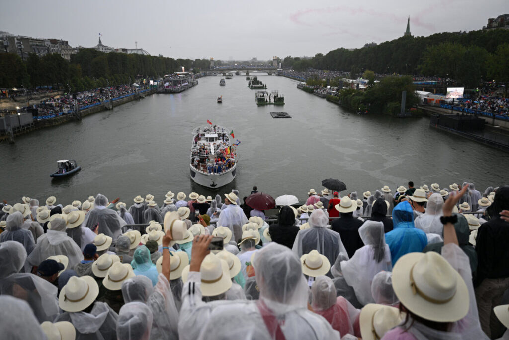 Ceremonia de apertura - París, Francia - 26 de julio de 2024. Los barcos que transportan a miembros de las delegaciones navegan a lo largo del Sena durante la ceremonia de apertura de los Juegos Olímpicos de París 2024. Hu Huhu/Pool vía REUTERS