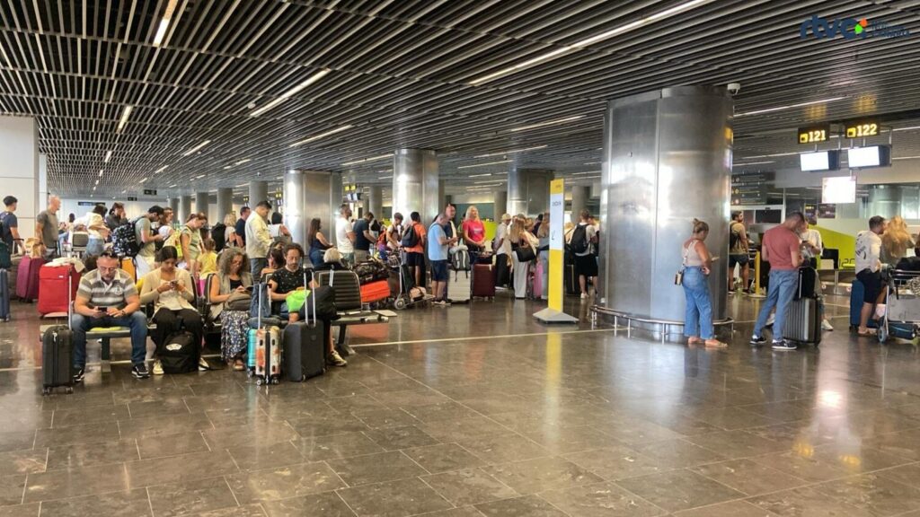Aena prevé un nuevo récord de asientos para invierno tras un verano histórico. Imagen del aeropuerto de Gran Canaria.