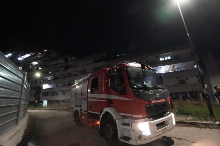 Al menos dos muertos y 13 heridos tras derrumbarse un balcón en un edificio de Nápoles