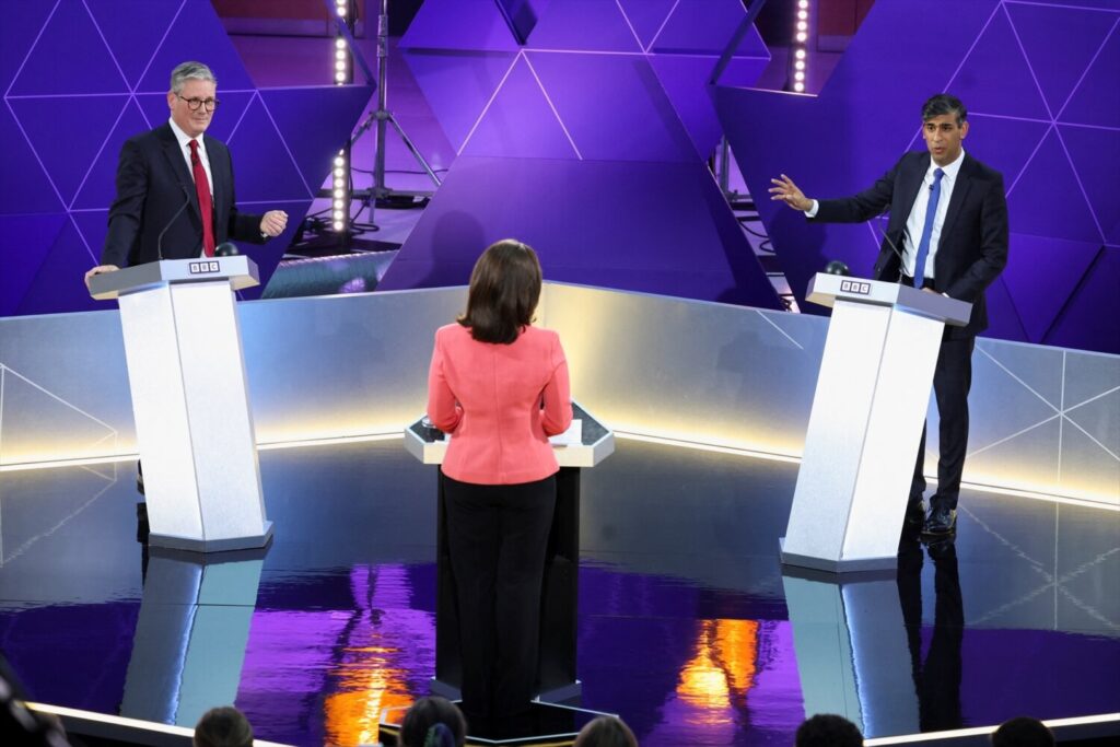 Reino Unido celebra elecciones 26 June 2024, United Kingdom, Nottingham: Presenter Mishal Husain (C) chairs the TV debate between Keir Starmer (L), leader of the UK Labour Party, and Rishi Sunak, UK Prime Minister. Photo: Phil Noble/PA Wire/dpa 26/6/2024 ONLY FOR USE IN SPAIN