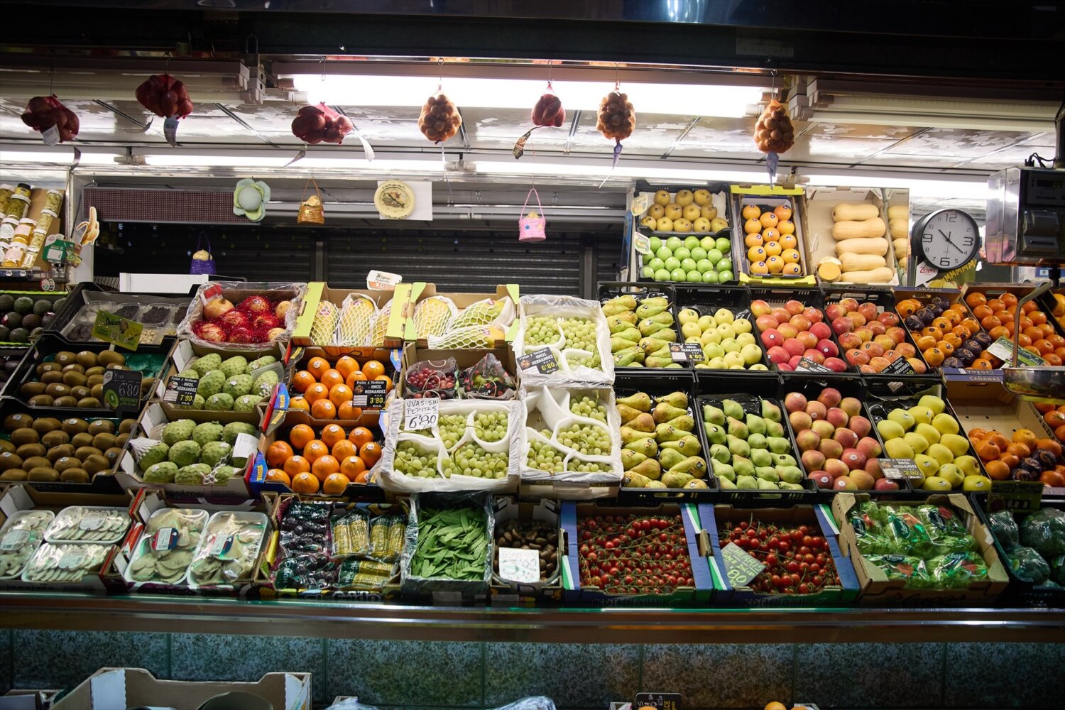 La inflación repunta al 3,1 % en octubre, la mayor tasa en 16 meses. Imagen de un expositor de una frutería en un mercado en Madrid. Europa Press.