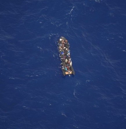 Rescatan en dos embarcaciones a 120 migrantes cerca de Lanzarote