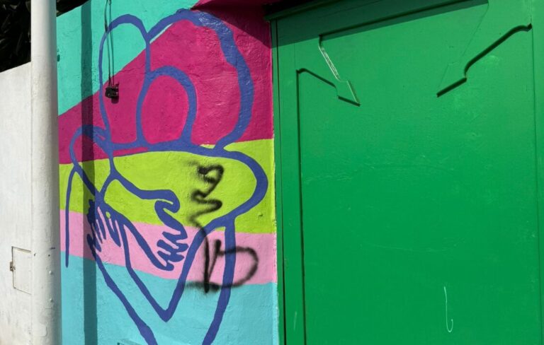 Investigan a un hombre por vandalizar un mural realizado por migrantes