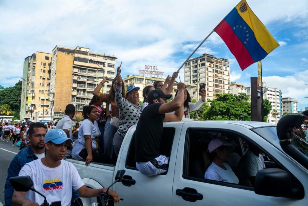 Al menos seis personas han fallecido en el marco de las protestas que han tenido lugar en las últimas horas en varias ciudades de Venezuela en protesta por la victoria del presidente Nicolás Maduro en unas elecciones que la oposición tacha de fraudulentas, según la ONG de Derechos Humanos Foro Penal.En un primer momento la organización había informado de la muerte de un manifestante en el estado de Yaracuy, en el norte del país, si bien horas más tarde la coordinadora de Foro Penal para el estado de Zulia, Laura Valbuena, ha confirmado en sus redes sociales el fallecimiento de otras dos personas.Poco después la ONG ha actualizado el balance con otros tres fallecidos más: uno registrado en Yaracuy, así como otros dos en el estado de Aragua y en el estado de Táchira, respectivamente.