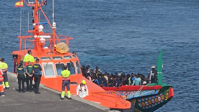 Llegan 130 inmigrantes en dos barcas a El Hierro y Lanzarote, entre ellos 10 menores