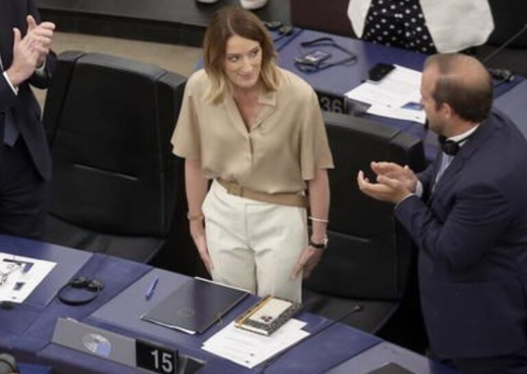 Roberta Metsola, reelegida presidenta del Parlamento Europeo hasta enero de 2027