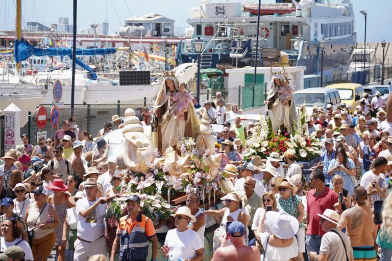 Caluroso encuentro con la Virgen del Carmen en la procesión marítima en Arguineguín