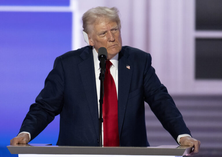 Donald Trump afirma que recibió “una bala por la democracia” en el acto en Pensilvania