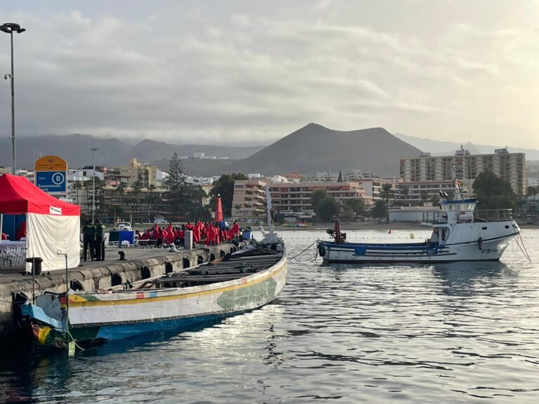 Salvamento traslada a Tenerife a un cayuco avistado por un pesquero con 191 personas a bordo