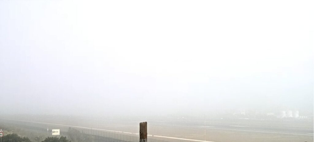 La situación esta mañana en torno a las 9:10 en el aeropuerto de Tenerife Norte desde la imagen captada por la webcam del perfil de Youtube LanzaroteWebcam