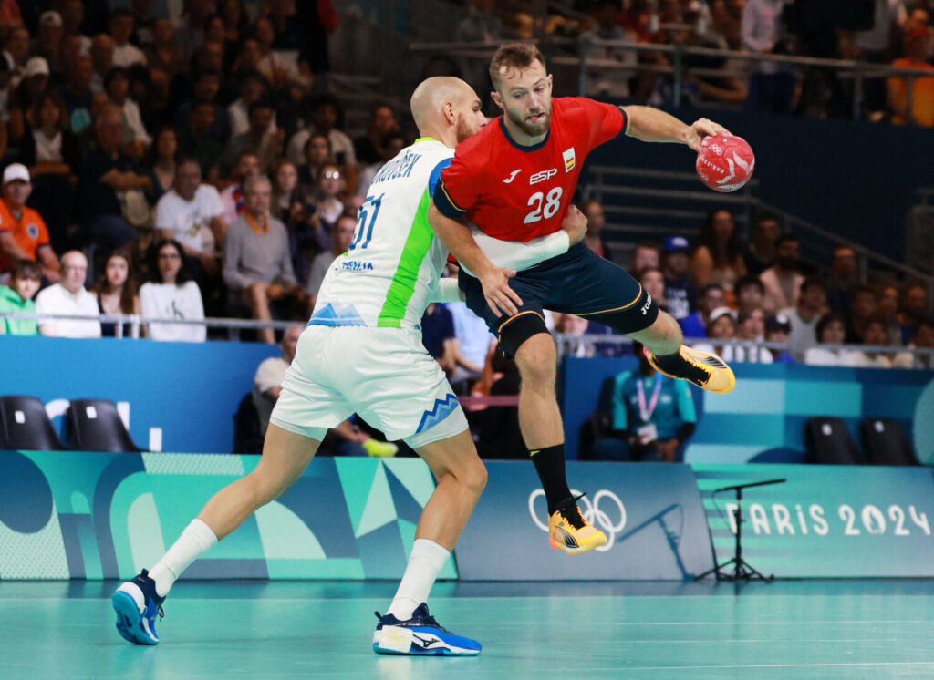 Balonmano - Ronda Preliminar masculina Grupo A - España vs Eslovenia - South Paris Arena 6, París, Francia - 27 de julio de 2024. Borut Mackovskek de Eslovenia en acción con Aleix Gómez de España durante el partido REUTERS/Eloisa López