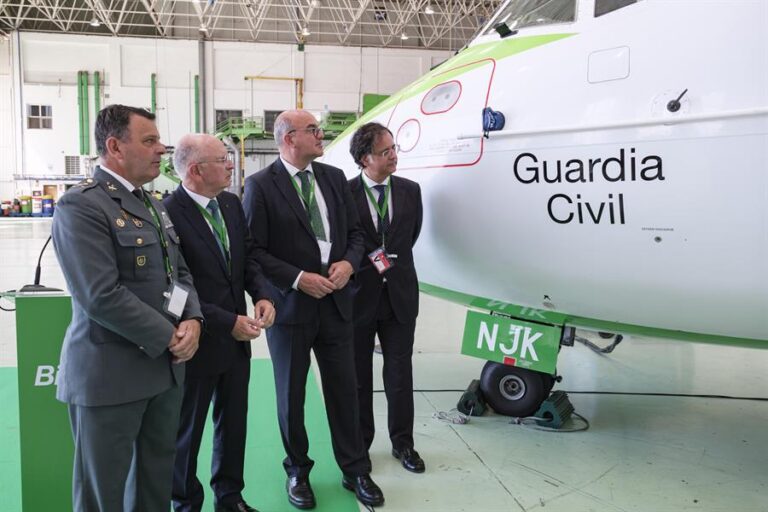 La Guardia Civil da nombre por primera vez a un avión comercial
