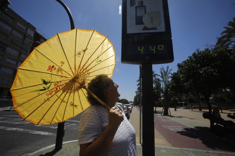 Media España está en riesgo por calor con máximas de hasta 40º en el centro