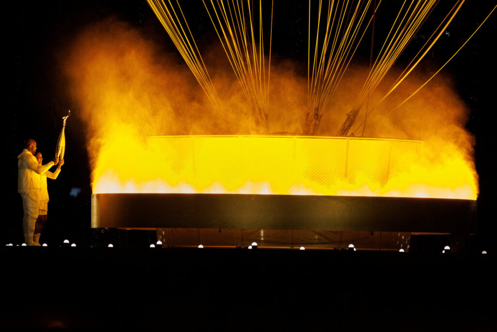  Los portadores de antorchas Teddy Riner y Marie-Jose Perec encendieron el caldero olímpico durante la ceremonia de apertura de los Juegos Olímpicos de París 2024. REUTERS/Mike Blake