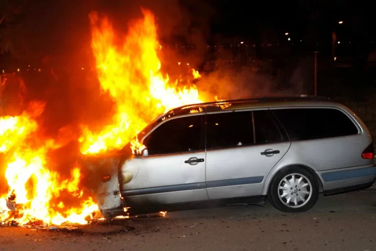 Los vecinos de Jinámar indignados por el incendio de varios coches en el barrio