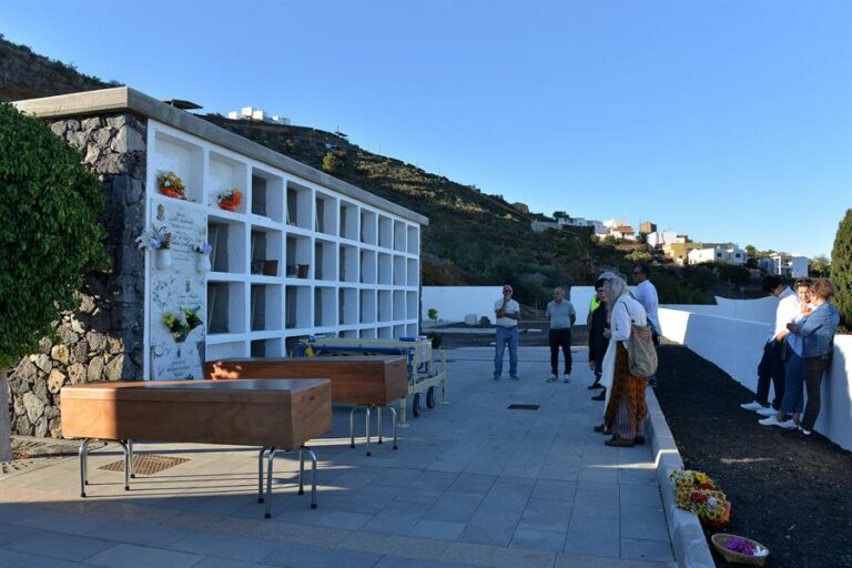 Enterrados en el cementerio de El Pinar los dos fallecidos del cayuco de El Hierro