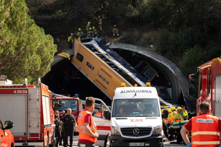 Accidente de guagua al volcar en la entrada de un túnel en Barcelona