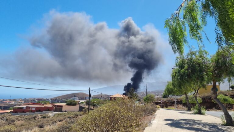 Controlado el incendio en una nave de El Tablero (Tenerife)
