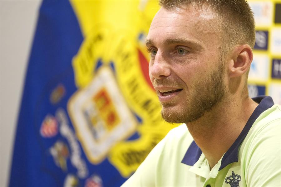 La Unión Deportiva Las Palmas ha presentado este miércoles a su nuevo portero, el neerlandés Jasper Cillessen. EFE/Ángel Medina G.