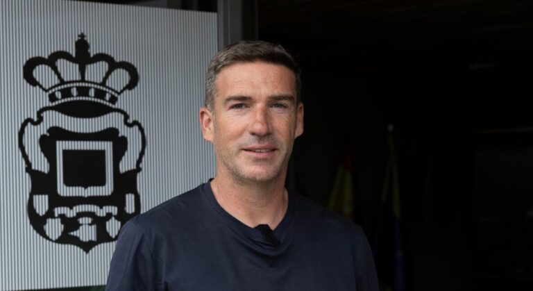 La UD Las Palmas presenta a su nuevo entrenador, Luis Carrión