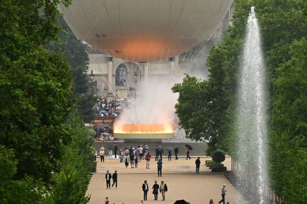 París, Francia - 27 de julio de 2024. Una vista general del globo y el caldero olímpico en el Jardín de las Tullerías. REUTERS/Angelika Warmuth