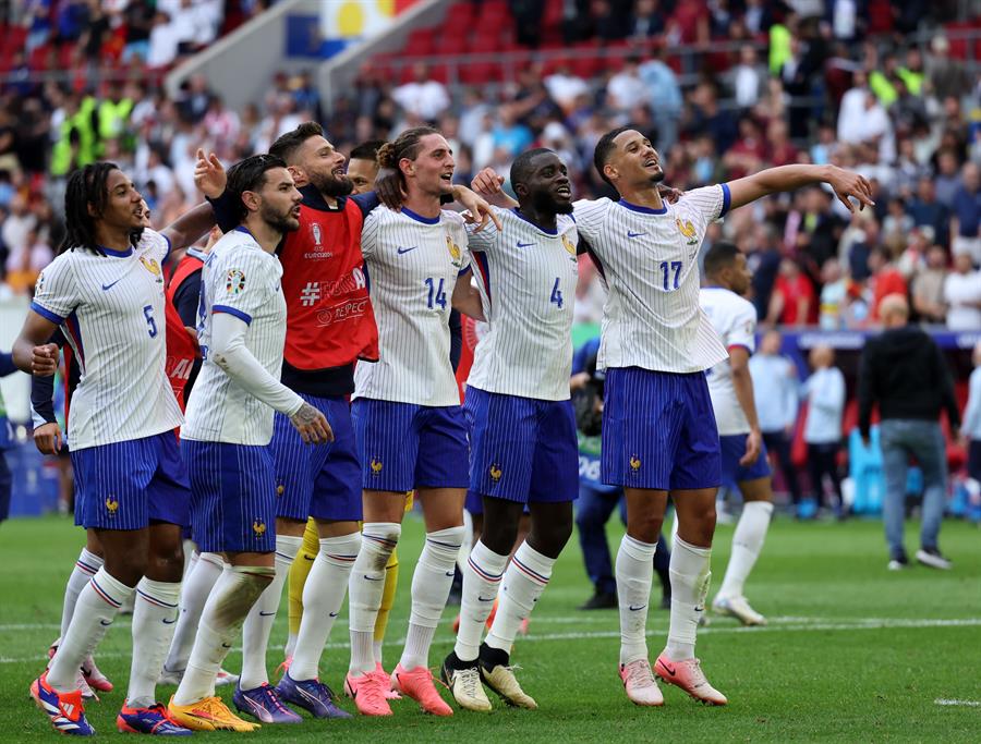 Jugadores de la selección francesa celebran la clasificación para cuartos de final. Imagen EFE