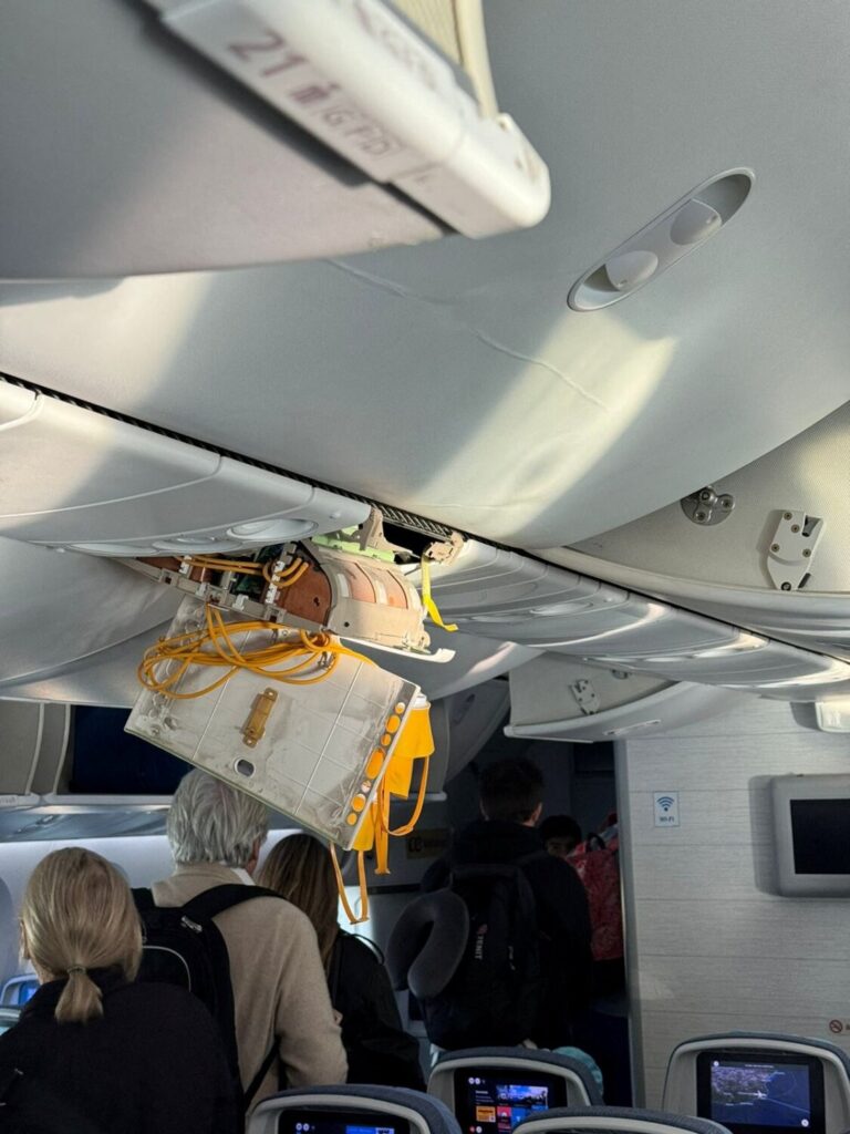 Más de 30 personas resultan heridas en un vuelo Madrid-Montevideo tras un episodio de fuertes turbulencias