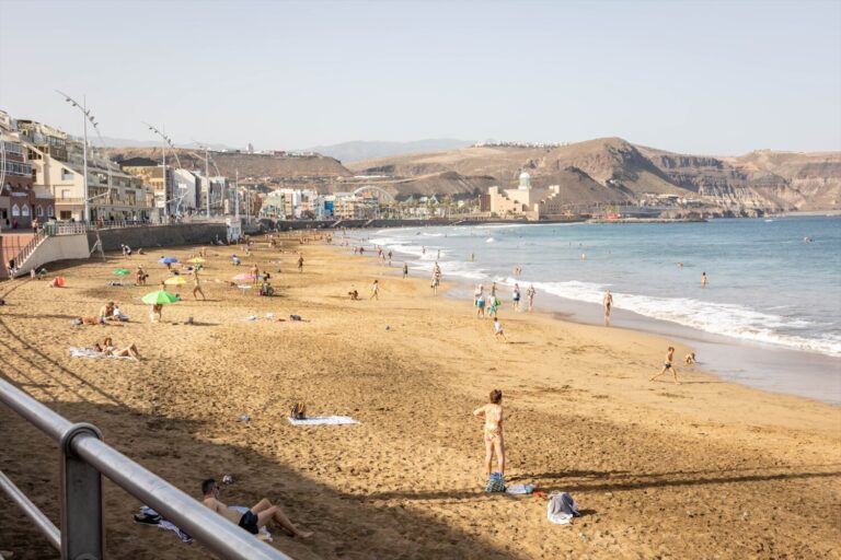 El frío se resiste a llegar a Canarias