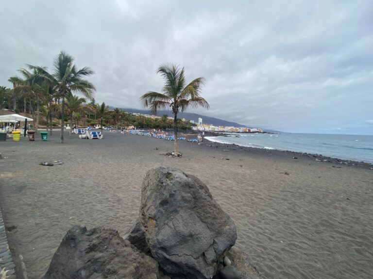 Comerciantes y vecinos afectados por el cierre de Playa Jardín, en el norte de Tenerife