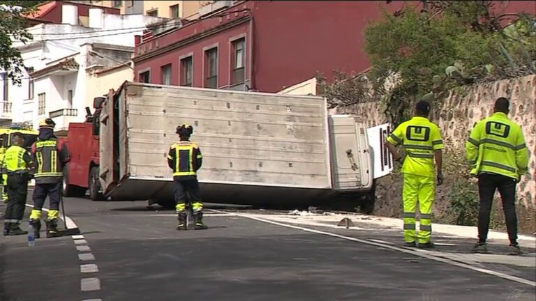 Cuatro horas cortada la GC-15 por el vuelco de un camión