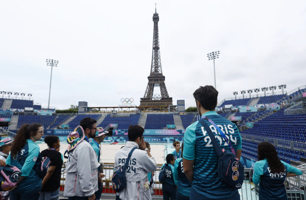 Entrenamiento para voluntarios de los Juegos Olímpicos en el Estadio de la Torre Eiffel / 21 de julio de 2024 / REUTERS/Gonzalo fuentes