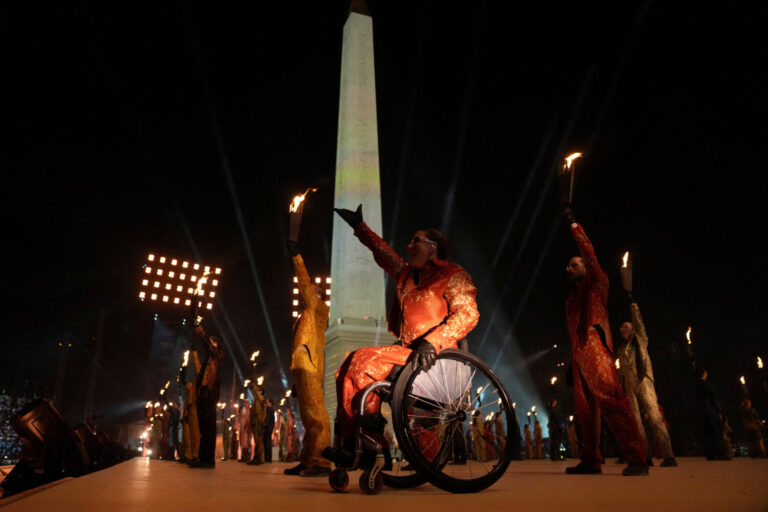 La llama paralímpica ilumina París de ‘la discordia a la Concordia’