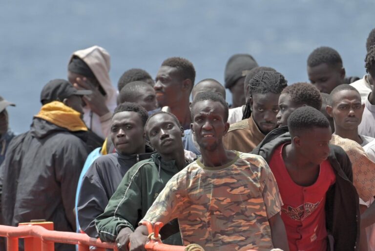 Salvamento rescata a 190 migrantes a bordo de dos cayucos en El Hierro