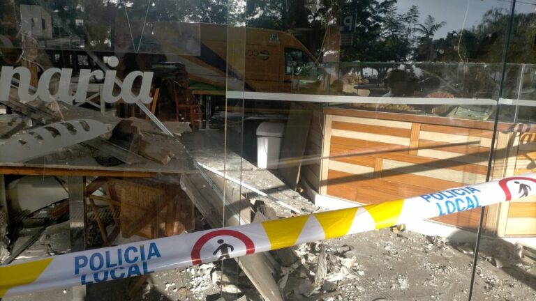 Cae parte del techo de una cafetería en Santa Cruz de Tenerife