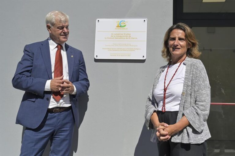 Teresa Ribera, en El Hierro, se abre a escuchar propuestas sobre el Mar de las Calmas