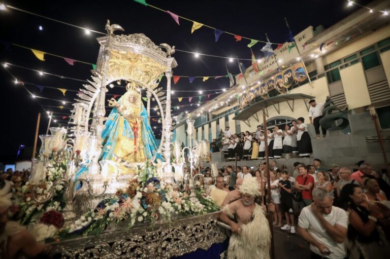 Los “guanches” desfilan por la plaza de Candelaria para honrar la aparición de la Virgen