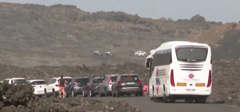 Largas colas para entrar en el Parque Nacional de Timanfaya, en Lanzarote