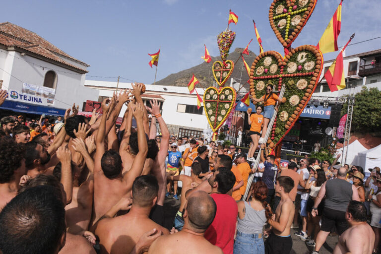 Tejina descuelga los corazones