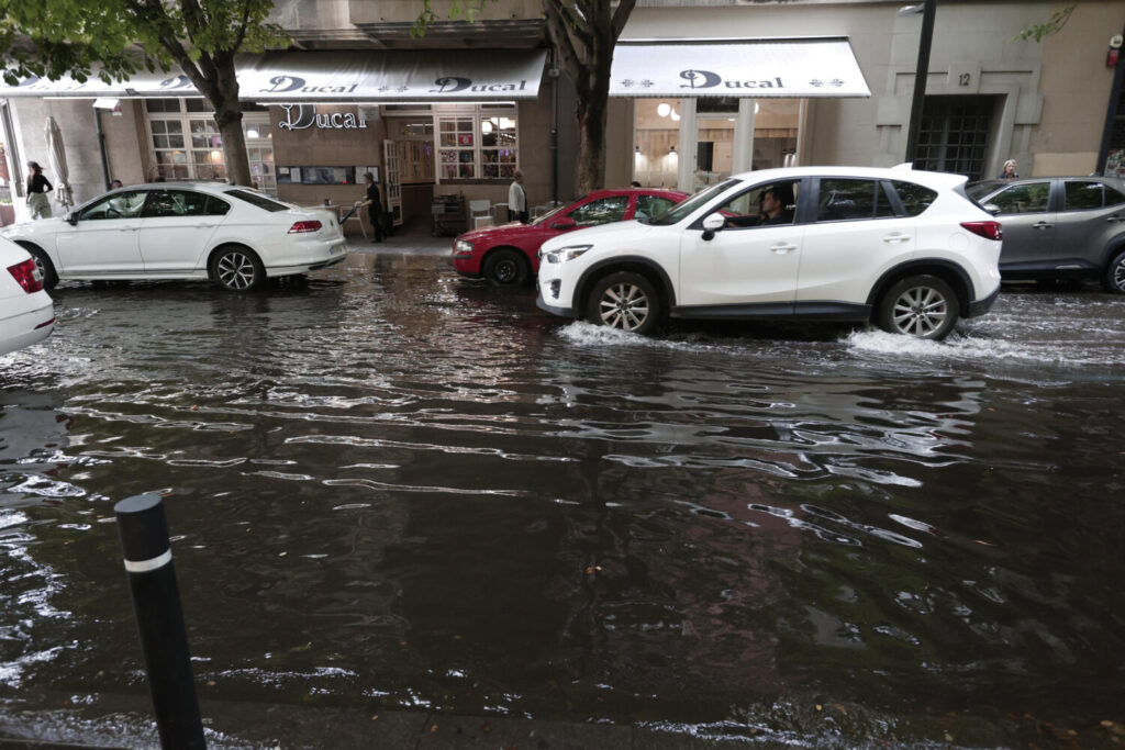 Una Dana afecta a Baleares y parte de la Península Imagen del aspecto que presenta una de las calles del centro de Pamplona tras las intensas lluvias de ayer que ocasionaron cortes de carretera principalmente en la zona media de la Comunidad Foral. La Agencia Estatal de Meteorología (Aemet) ha activado alertas en nueve comunidades autónomas, Navarra entre ellas, ante la previsión de que se registren a lo largo del día fuertes lluvias y tormentas, que van a ser especialmente intensas en el litoral mediterráneo. EFE/ Jesus Diges