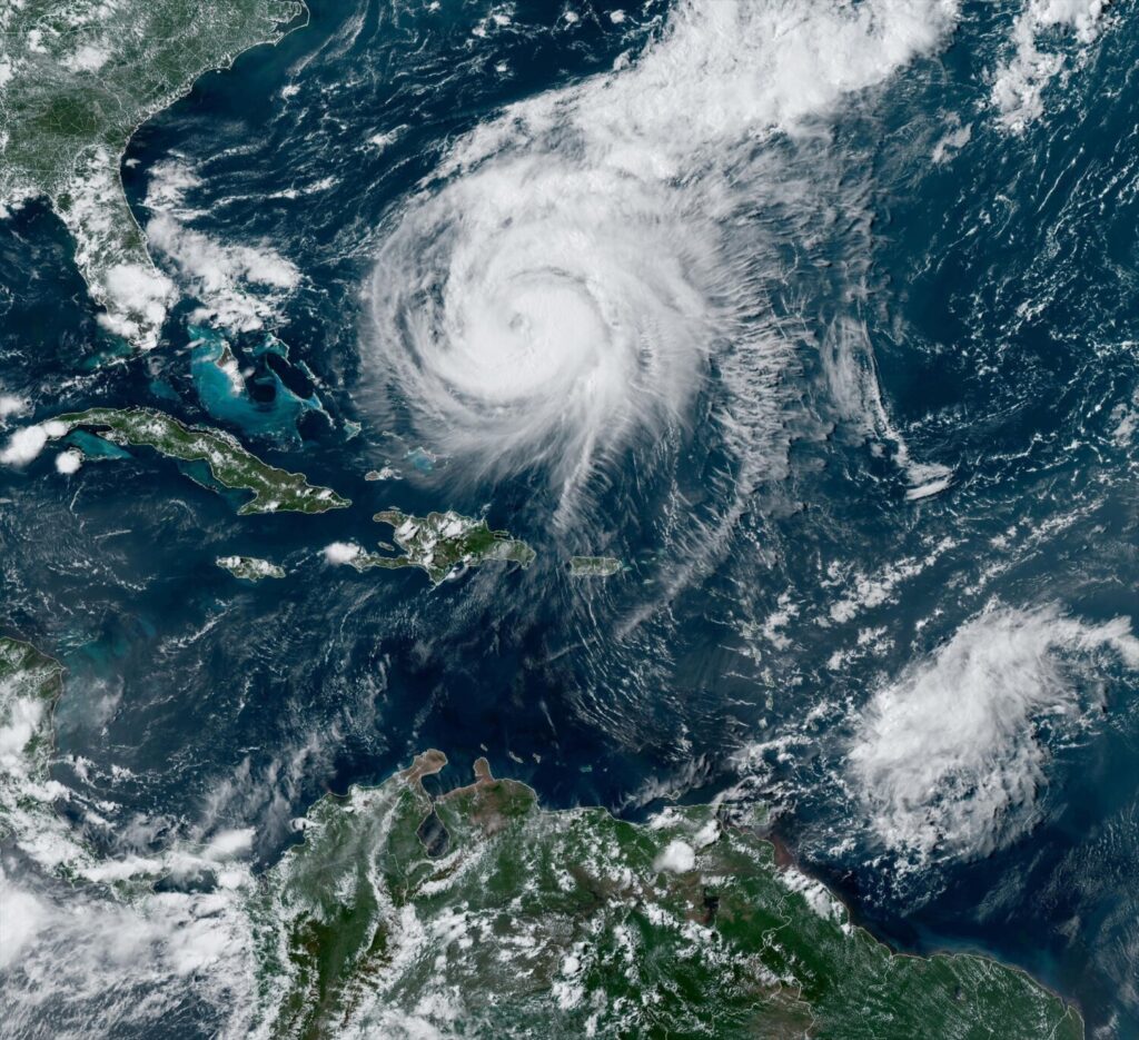 'Ernesto' se debilita a huracán categoría 1 