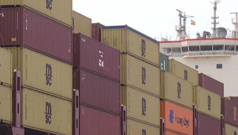 Un buque fondea en el Puerto de La Luz para evitar la ruta del Mar Rojo