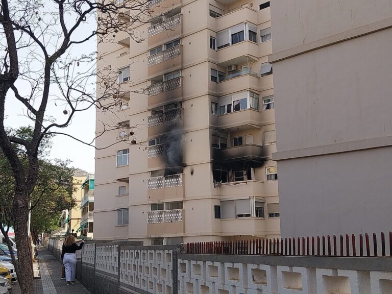 Extinguido el incendio declarado en un edificio de Santa Cruz de Tenerife