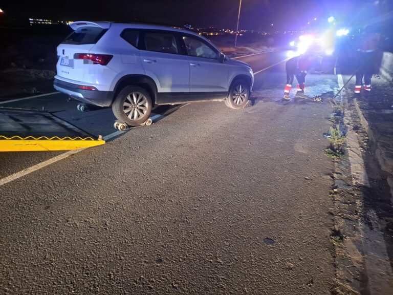Un vehículo choca contra una valla en Arrecife, Lanzarote