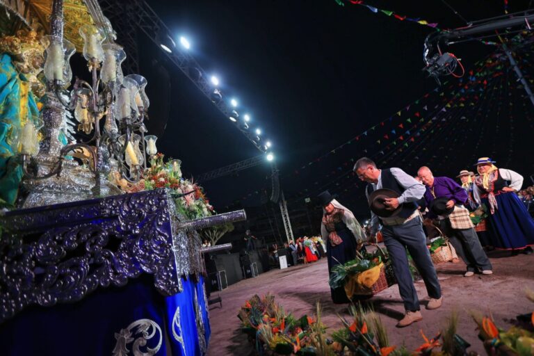 La Virgen de Candelaria recibe su Ofrenda rodeada de flores y música de todo el archipiélago