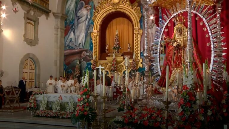Una marea de peregrinos convierte el Día Grande de la Patrona de Canarias en una jornada excepcional