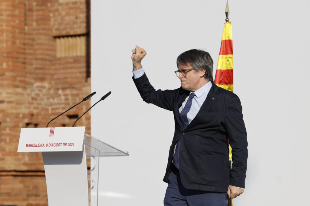 Puigdemont ya está en España BARCELONA, 08/08/2024.- El expresidente catalán Carles Puigdemont, interviene en el acto de bienvenida para el que miles de independentistas se congregan en el paseo Lluís Companys de Barcelona, junto al Parlamentantes. Tras casi siete años huido en el extranjero, y pese a la orden de detención nacional contra él, Puigdemont ha decidido regresar a Cataluña con la intención de asistir, este jueves 8 de agosto, a la investidura de Salvador Illa, por lo que es máxima la expectación y la incertidumbre por lo que pueda ocurrir en las próximas horas. EFE/ Alberto Estevez