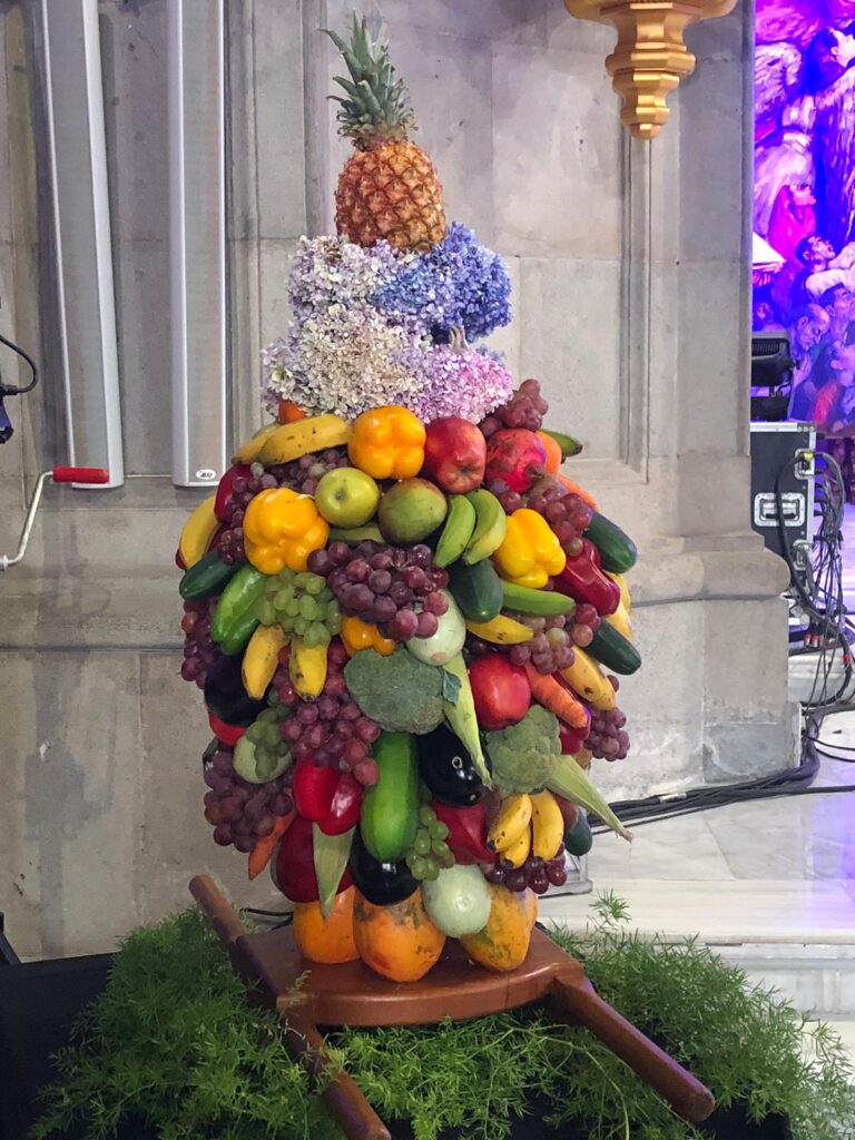 Momento de la actuación durante el pregón de las fiestas de agosto en honor a la Virgen de La Candelaria.Ramo de frutas y verduras tradicional de Arure hecho en la Basílica de La Candelaria en honor a las fiestas de agosto 2024