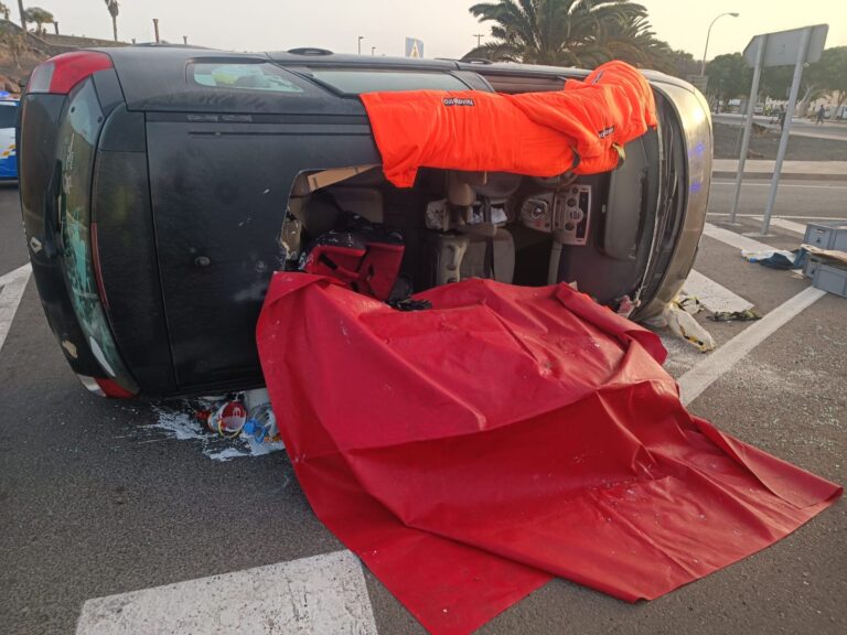 Rescate tras el choque de dos vehículos en la Rotonda del Cabildo, en Lanzarote
