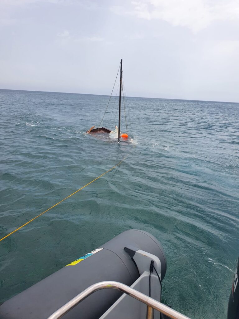 Naufraga un velero con dos personas a bordo en la costa de Lanzarote
