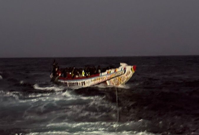 Dos fallecidos en un cayuco que llega a El Hierro con seis bebés y cuatro menores más